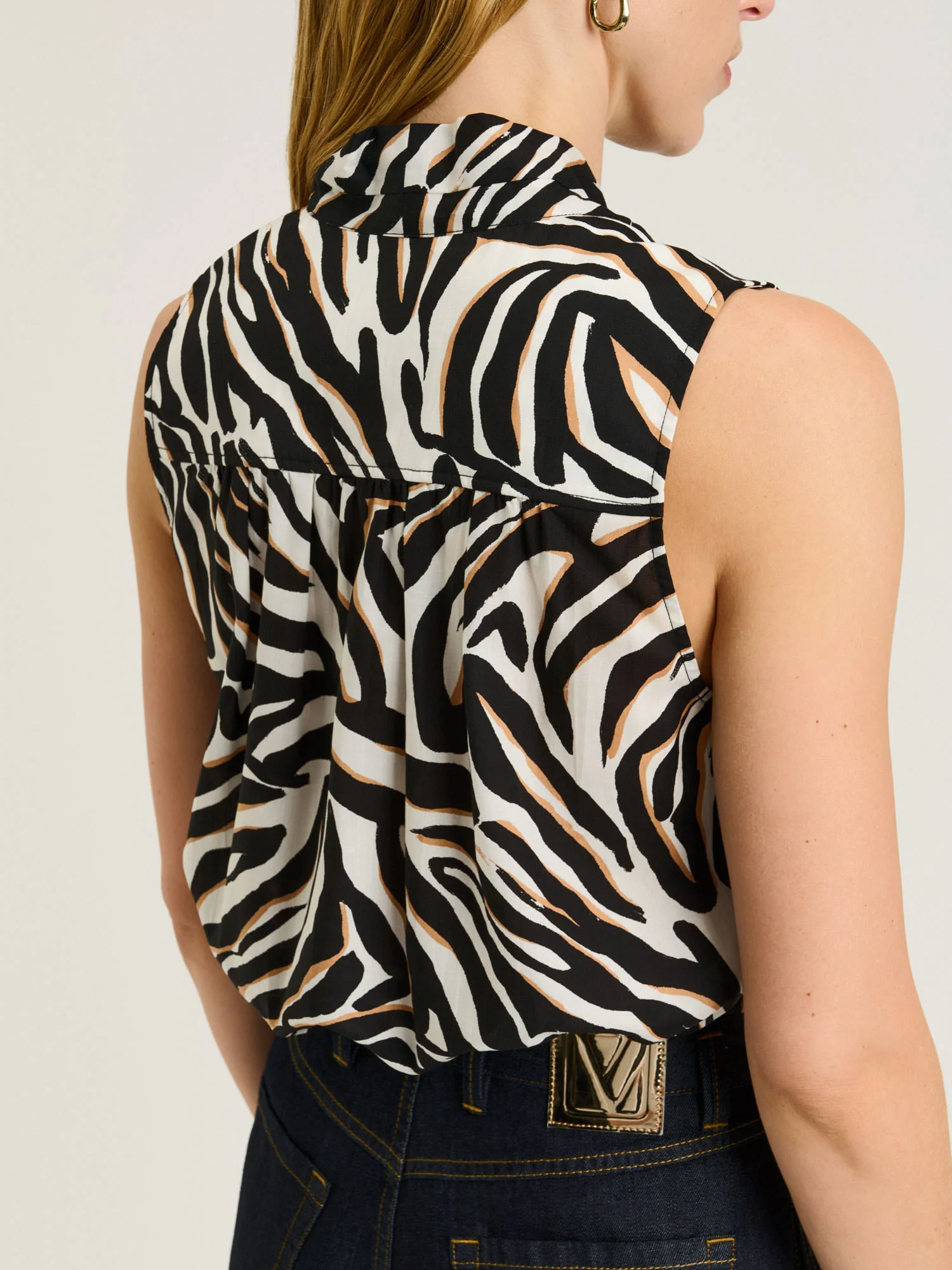 ABSTRACT ZEBRA SLEEVELESS SHIRT WITH TIE - Image 4
