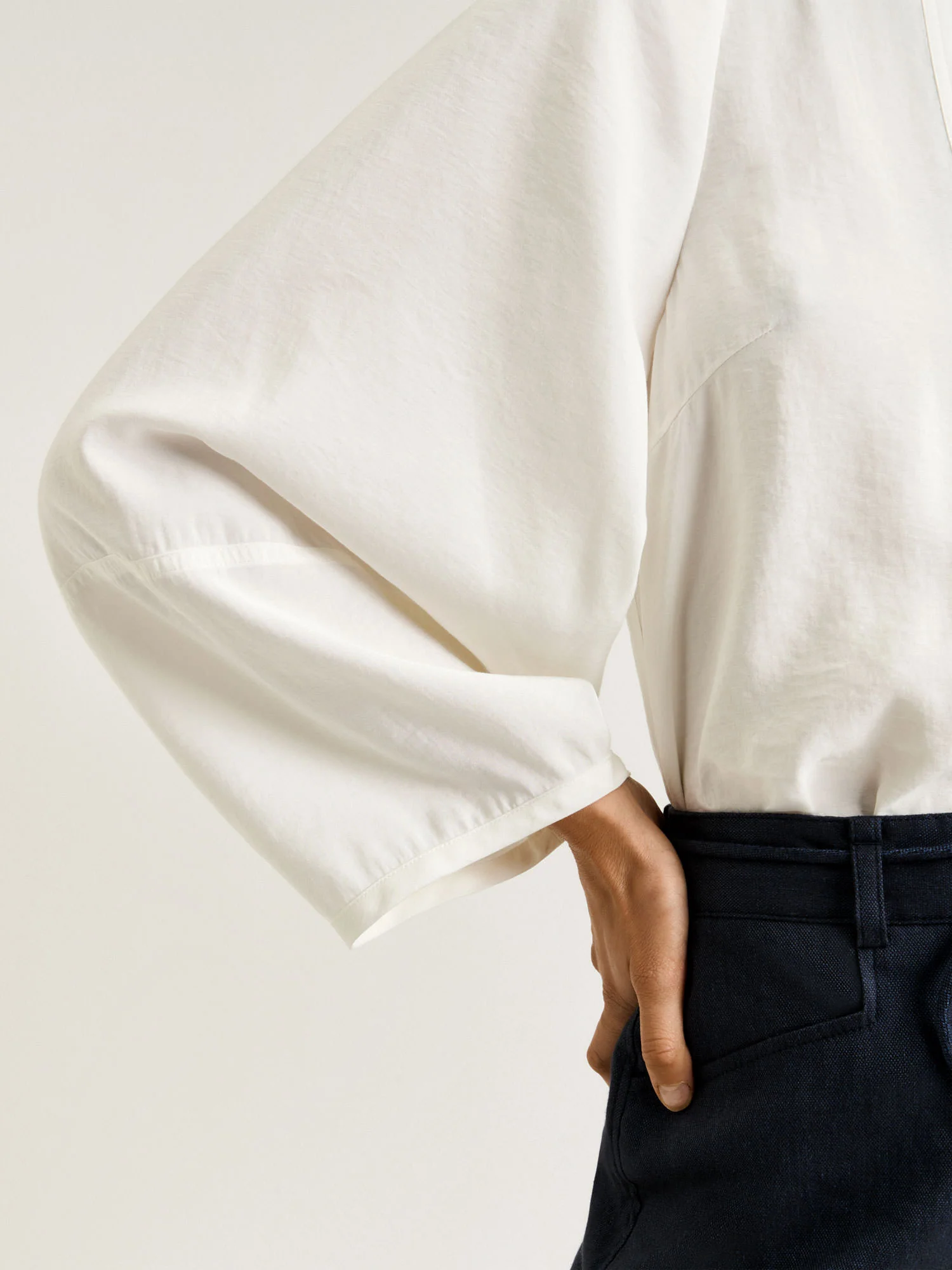 DRAPEY MODAL BLEND LANTERN SLEEVE SHIRT - Image 4