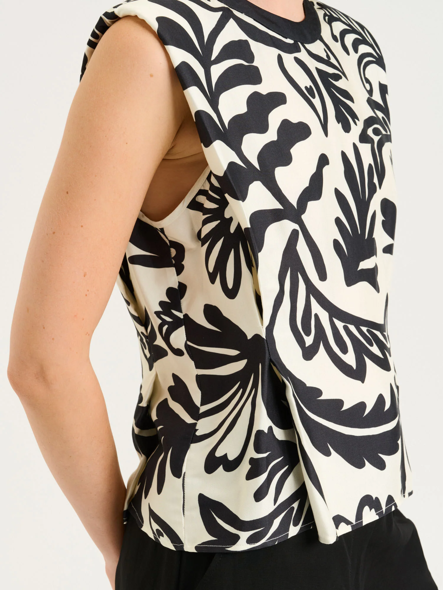 EBONY FILIGREE BORDER SLEEVELESS TOP - Image 4
