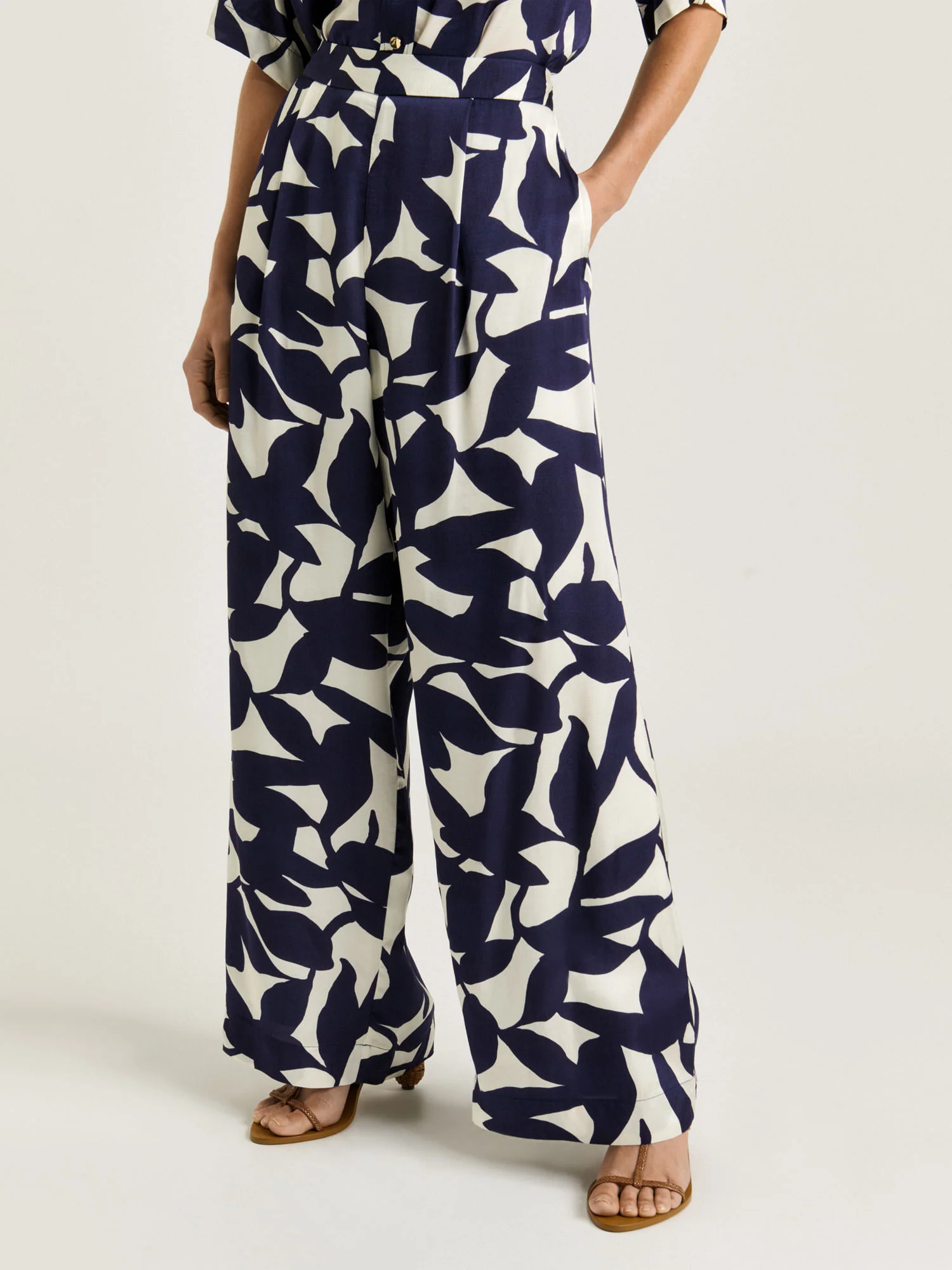 INK SHADOW LEAF RELAXED PANT - Image 2