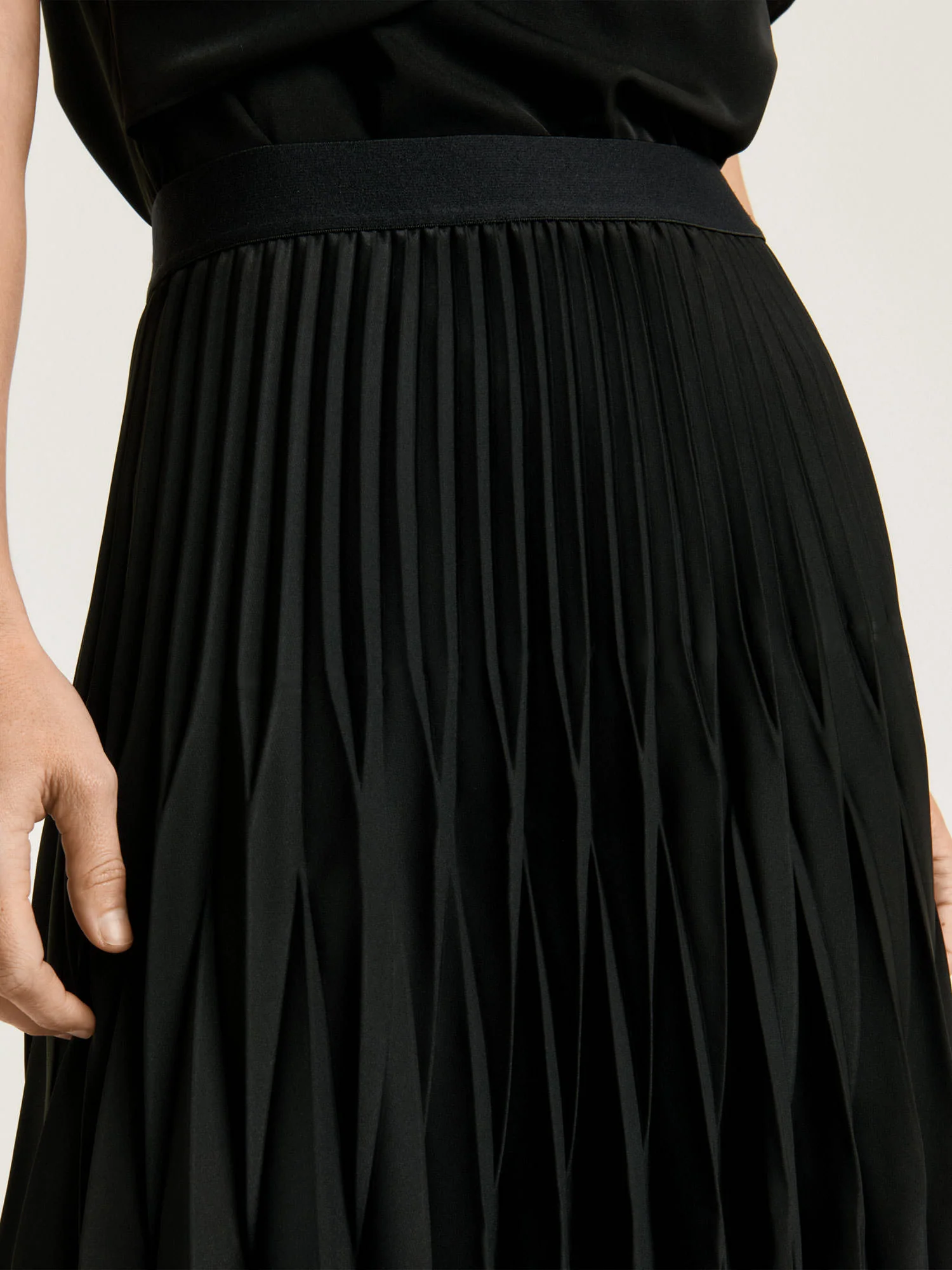 SATIN GEORGETTE PLEATED MIDI SKIRT - Image 4