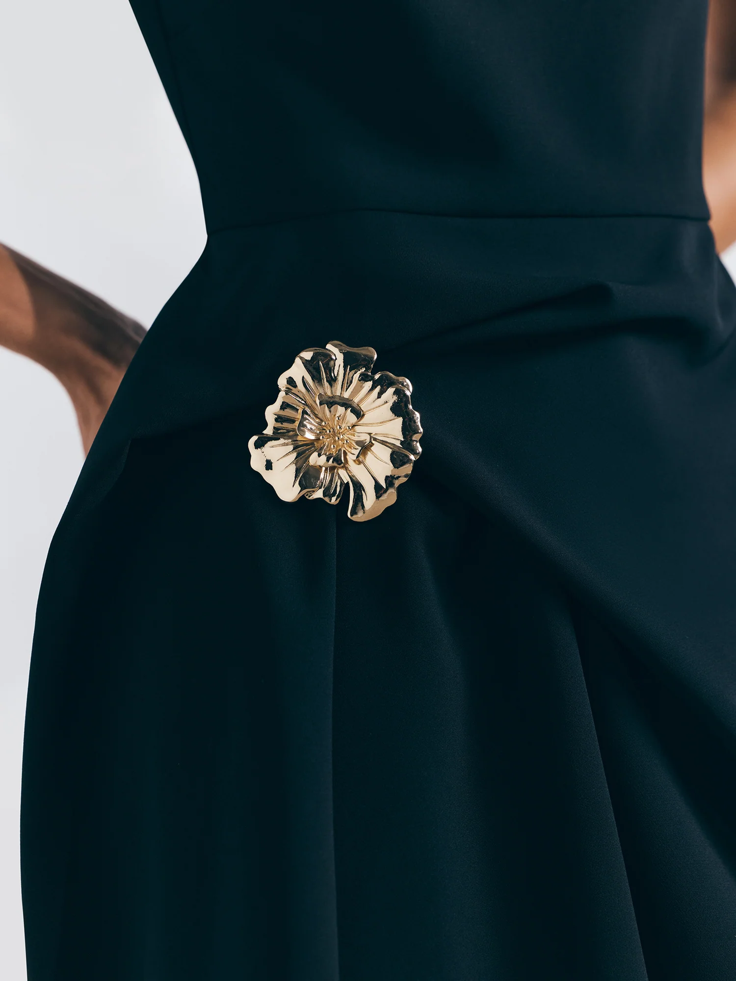 STRETCH CREPE FLOWER BROOCH MINI DRESS - Image 6