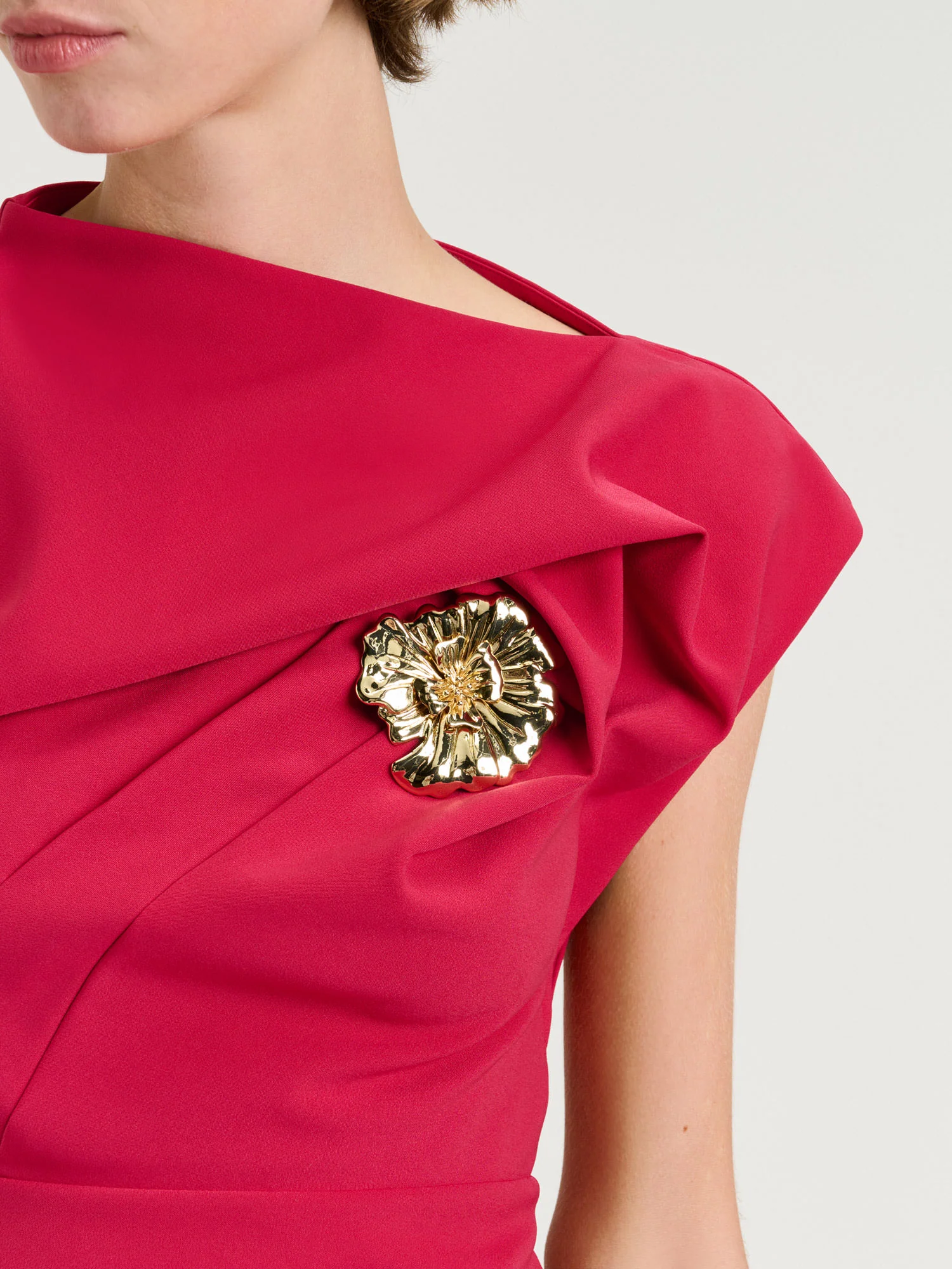 STRETCH CREPE FLOWER BROOCH TOP - Image 9