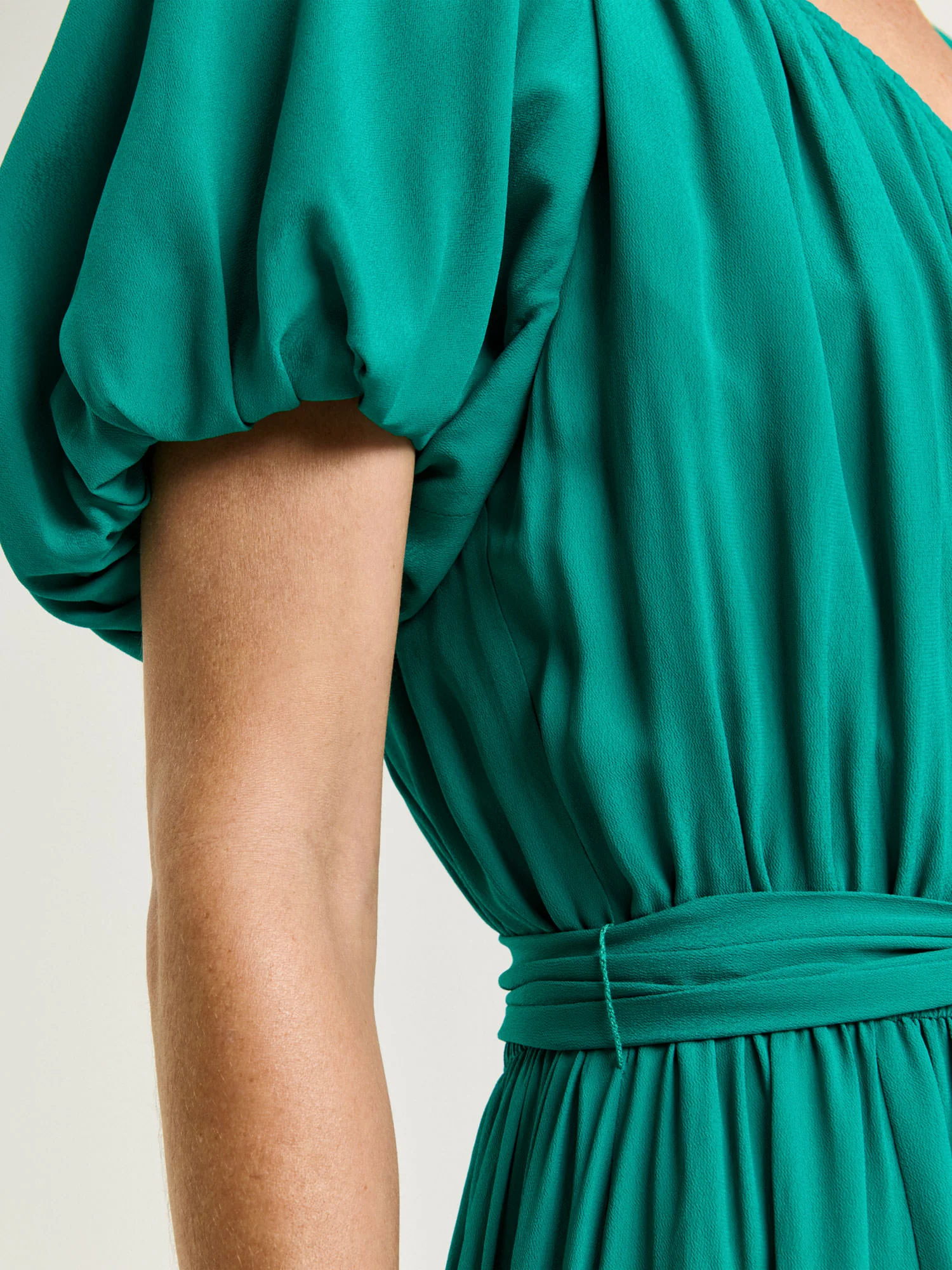 VISCOSE GEORGETTE GATHERED V-NECK DRESS - Image 4