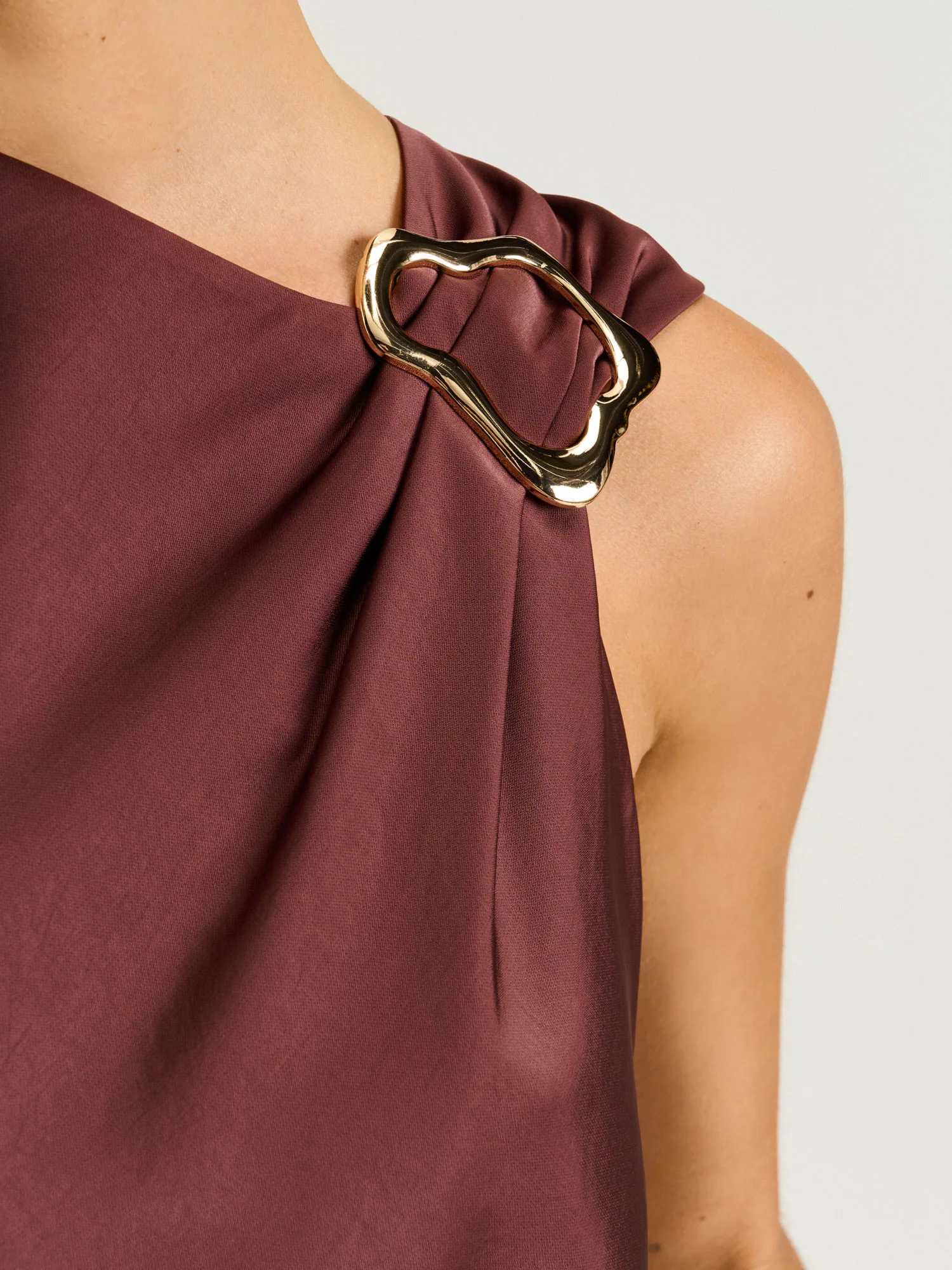 WASHER SATIN GATHERED SHOULDER TOP - Image 4